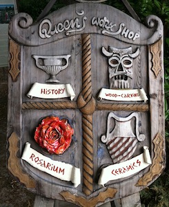 Резная доска в ботаническом саду Балчик