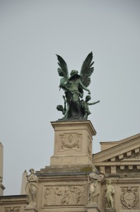 Скульптура на театре оперы и балета