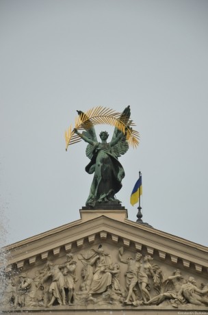 Скульптура на театре оперы и балета