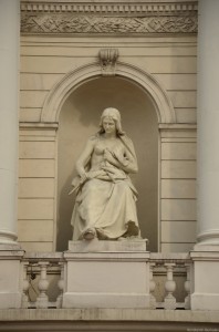 Скульптура на театре оперы и балета