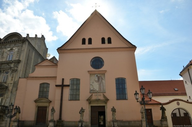 Костёл Обретения Святого Креста на площади Капуцинов