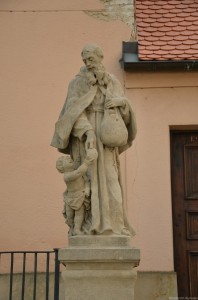 Скульптура у Костёла Обретения Святого Креста