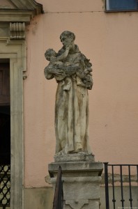 Скульптура у Костёла Обретения Святого Креста