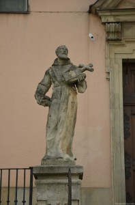 Скульптура у Костёла Обретения Святого Креста