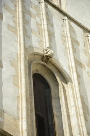 Мужичек с голым задом на соборе св Якуба