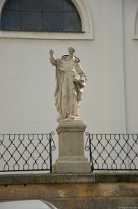 Статуя у костела святого Михаила