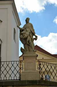 Статуя у костела святого Михаила