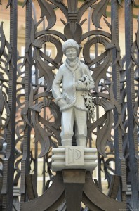 Фигурка месяца