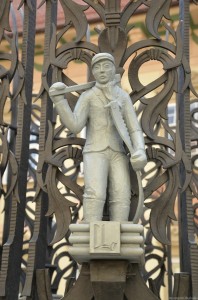 Фигурка месяца