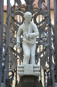 Фигурка месяца