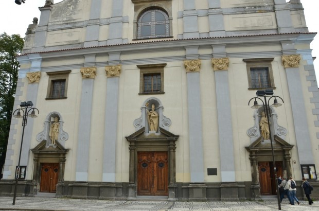 собор святого Микулаша и Черная башня