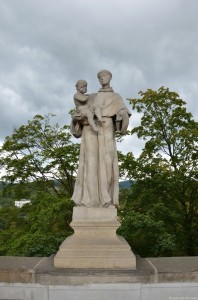 Скульптуры на Плащевом мосту