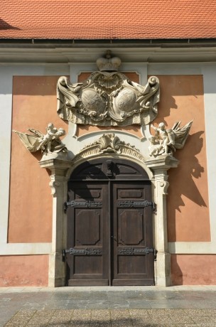 Архитектура. Вход в здание в парке