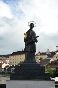 Скульптура на мосту через реку Влтава