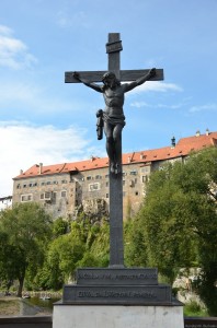 Скульптура на мосту через реку Влтава