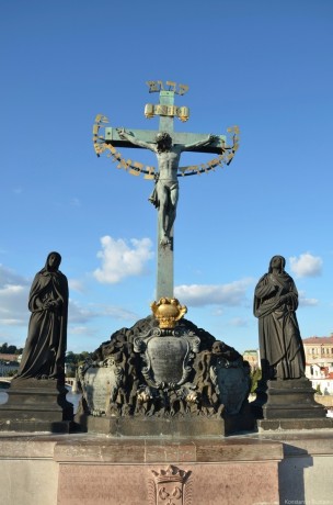 Скульптура Распятие на Карловом мосту