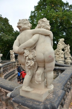 Цвингер. Статуя с поцелуйчиком Цвингер. Статуя с поцелуйчиком