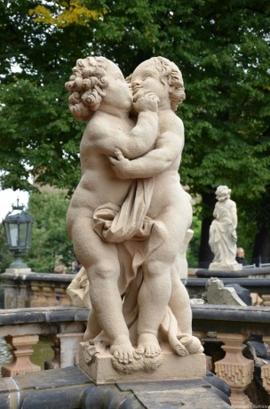 Цвингер. Статуя. Цвингер. Статуя.