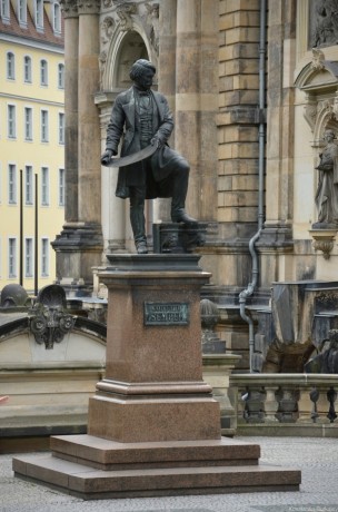 Памятник Готфриду Земперу Памятник Готфриду Земперу