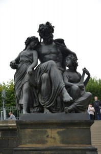 Скульптуры, украшающие парадную лестницу Тормайера Скульптуры, украшающие парадную лестницу Тормайера