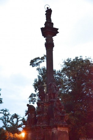 чумной столб со статуей Девы Марии